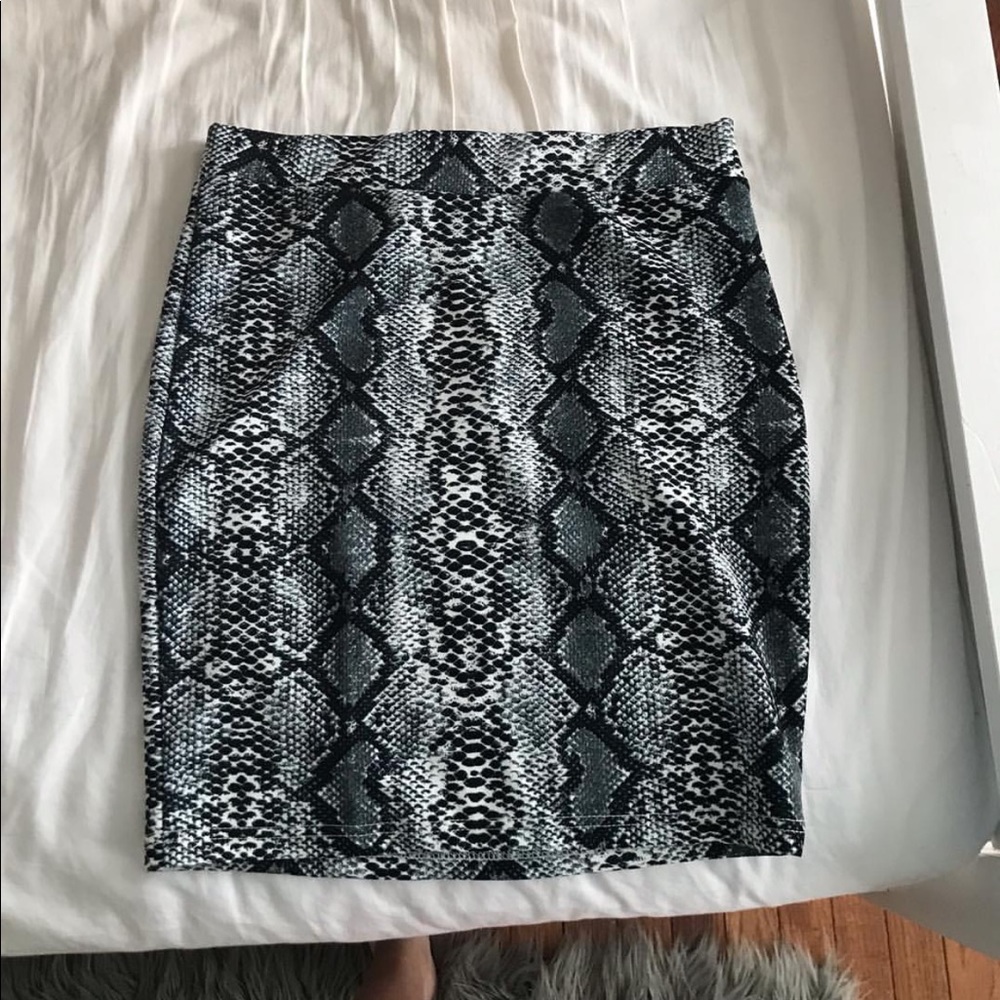 body con snakeskin skirt